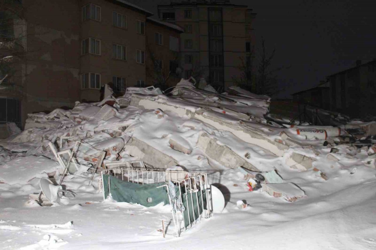 Elbistan depreminden geriye yıkılmış binalar kaldı