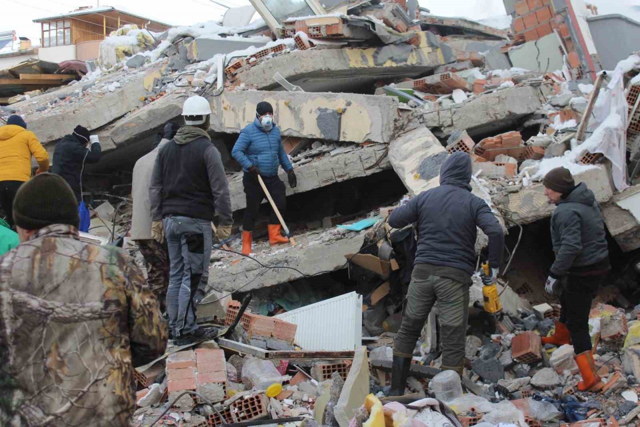 Elbistan’da 9 kişinin olduğu bir apartmanın enkazında arama kurtarma çalışmaları devam ediyor