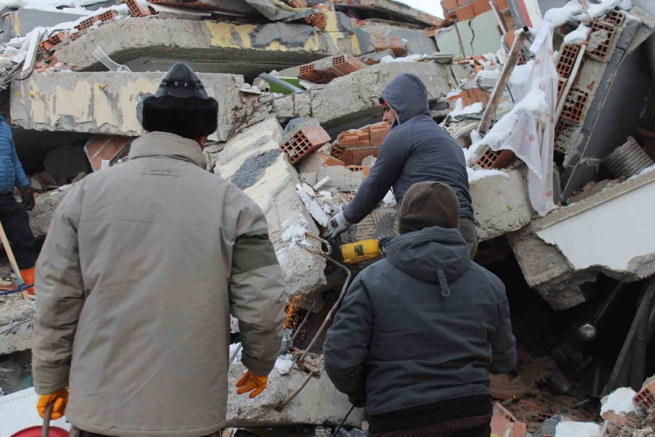 Elbistan’da 9 kişinin olduğu bir apartmanın enkazında arama kurtarma çalışmaları devam ediyor