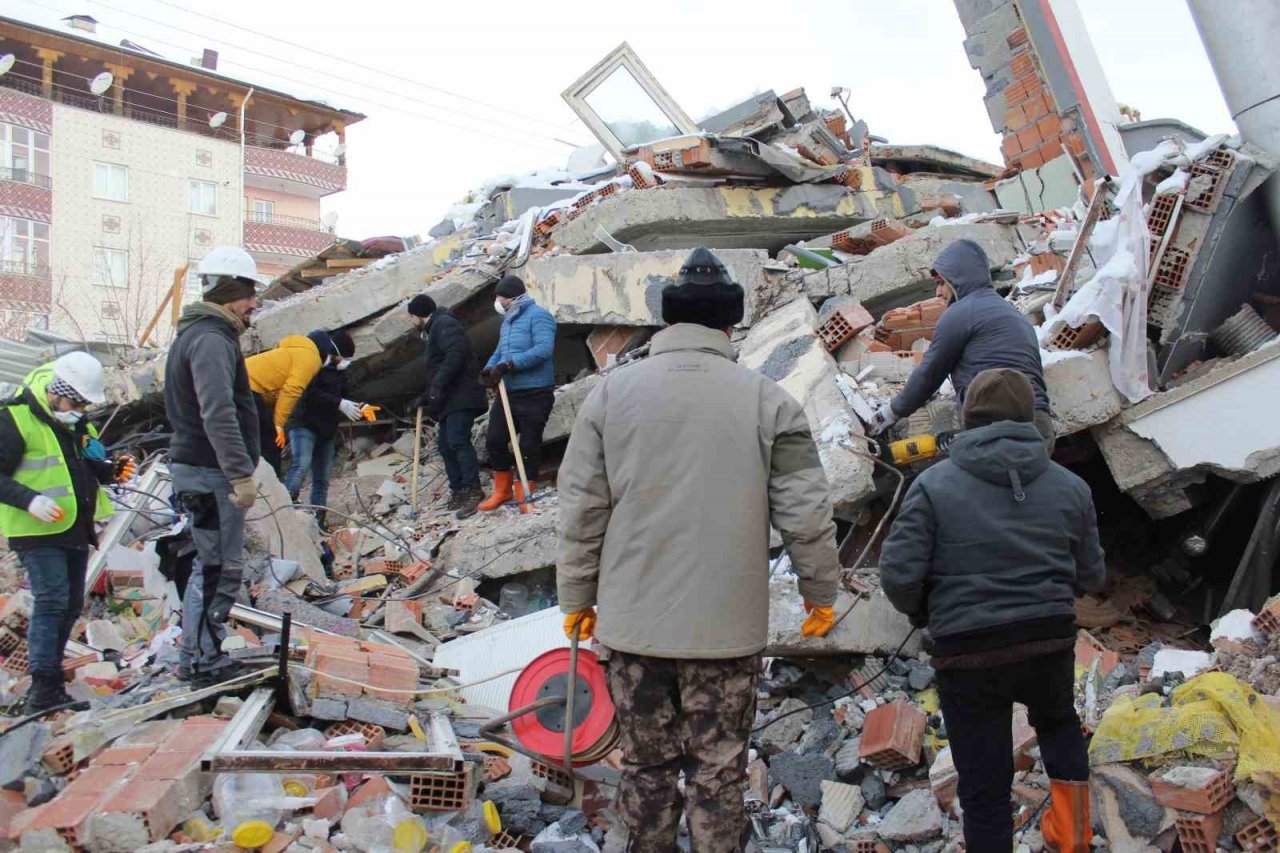 Elbistan’da 9 kişinin olduğu bir apartmanın enkazında arama kurtarma çalışmaları devam ediyor
