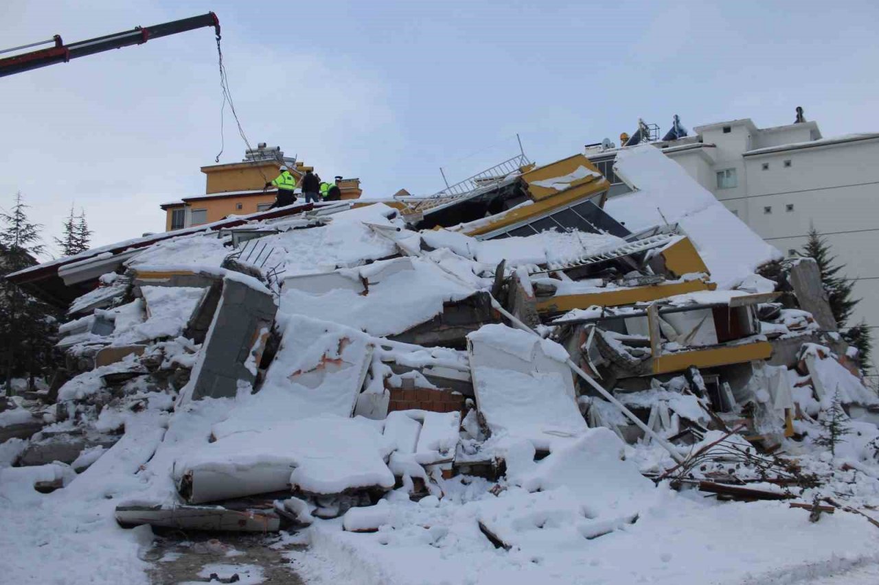 Enkaz altından ses duydular, birbirlerine sarıldılar