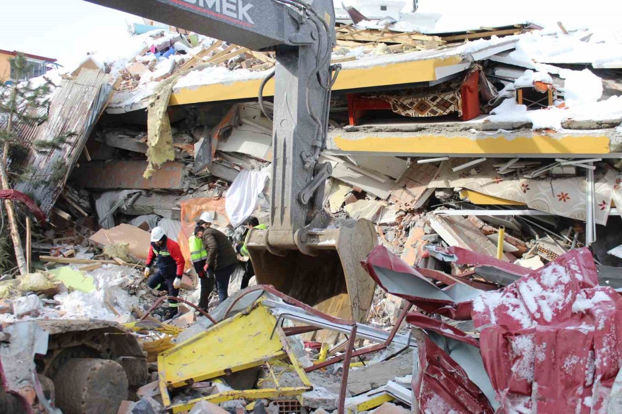 Enkaz altından ses duydular, birbirlerine sarıldılar