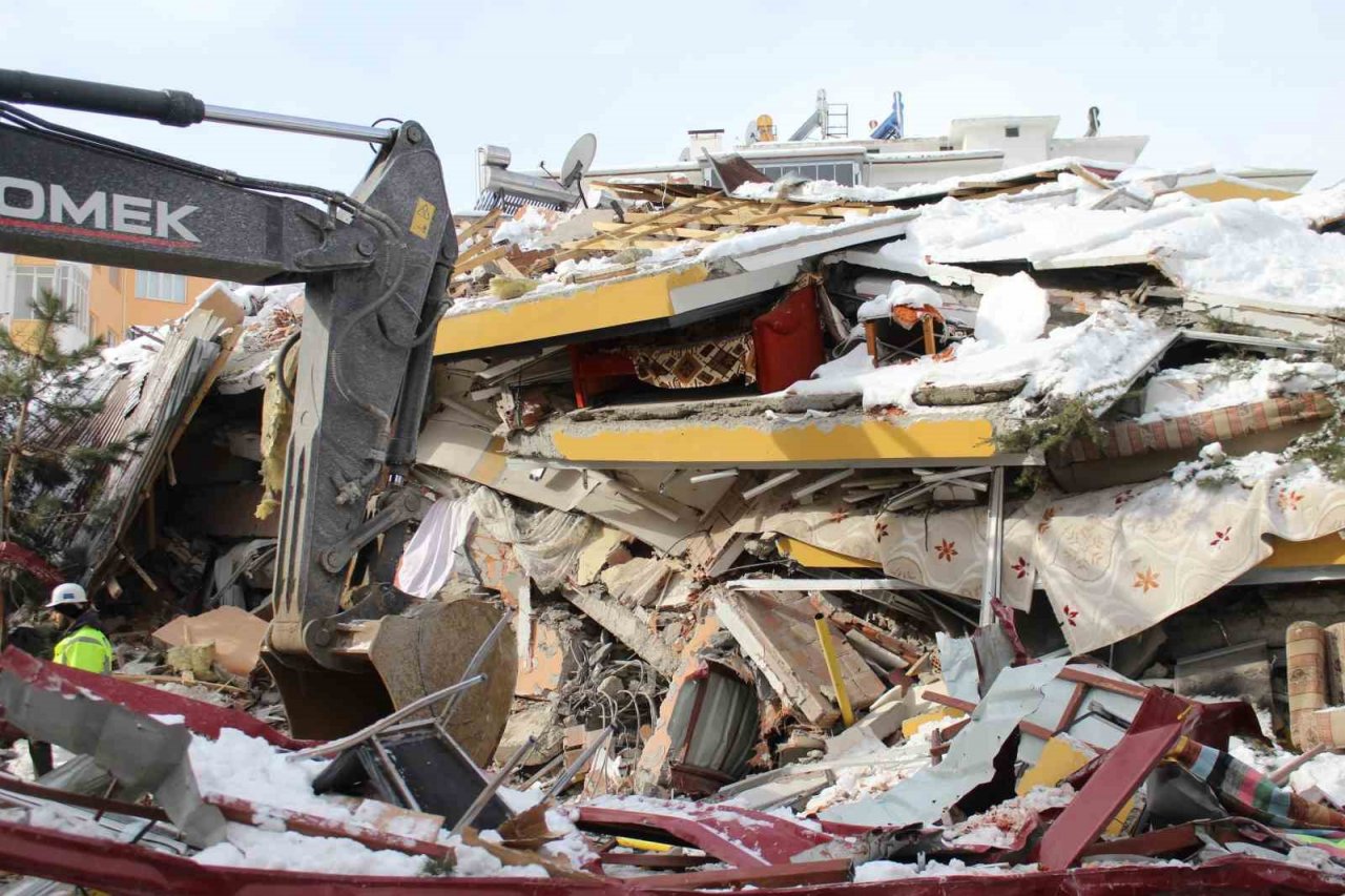 Enkaz altından ses duydular, birbirlerine sarıldılar