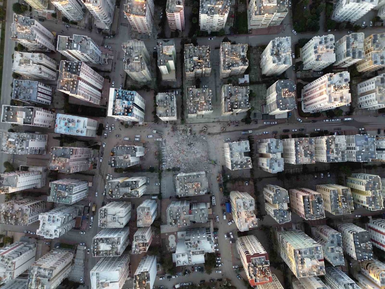 Adana Alpargun Apartmanı’nda arama kurtarma çalışmaları dron ile görüntülendi