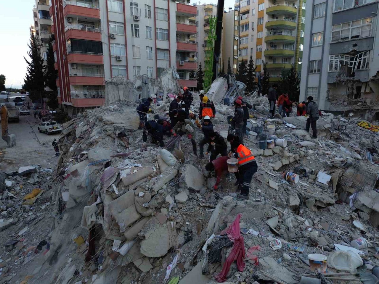 Adana Alpargun Apartmanı’nda arama kurtarma çalışmaları dron ile görüntülendi