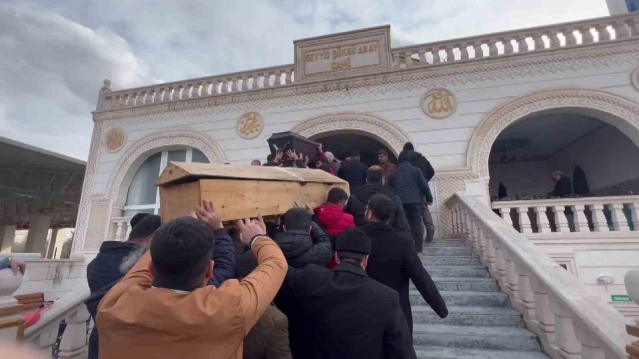 Depremde enkaz altında hayatını kaybeden 6 kişilik aile Mardin’de defnedildi