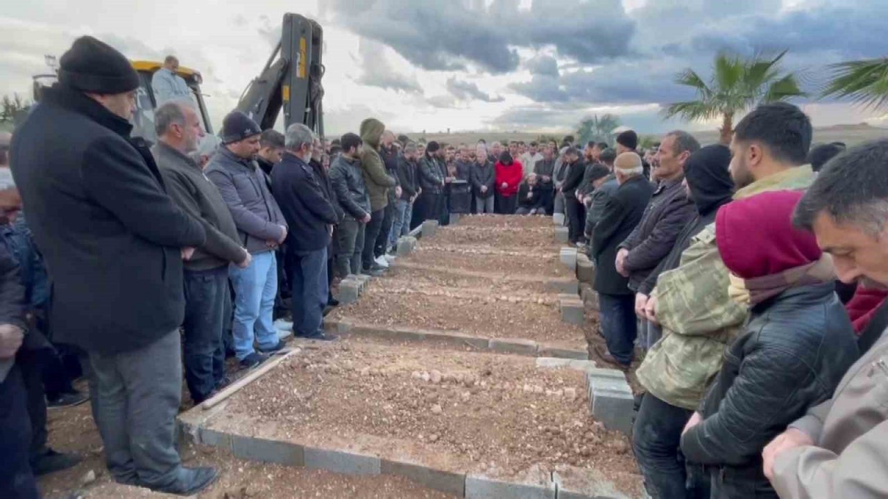 Depremde enkaz altında hayatını kaybeden 6 kişilik aile Mardin’de defnedildi