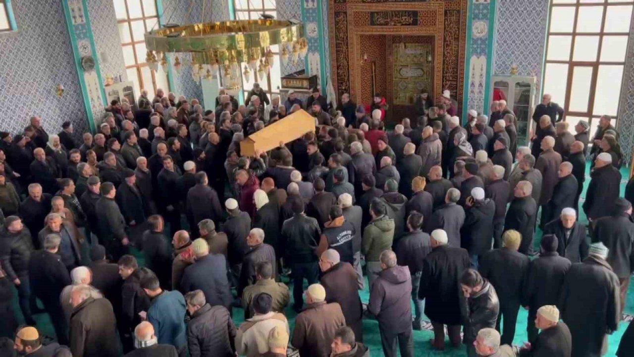 Depremde enkaz altında hayatını kaybeden 6 kişilik aile Mardin’de defnedildi