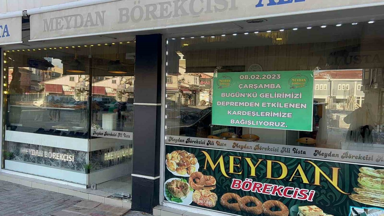 Dükkanın camındaki yazıyı görenler alışveriş için bir birleri ile yarıştı