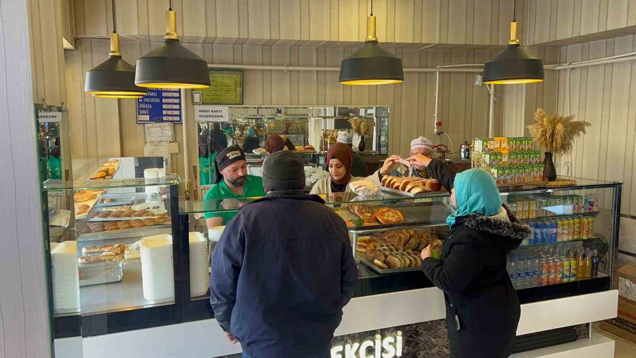 Dükkanın camındaki yazıyı görenler alışveriş için bir birleri ile yarıştı