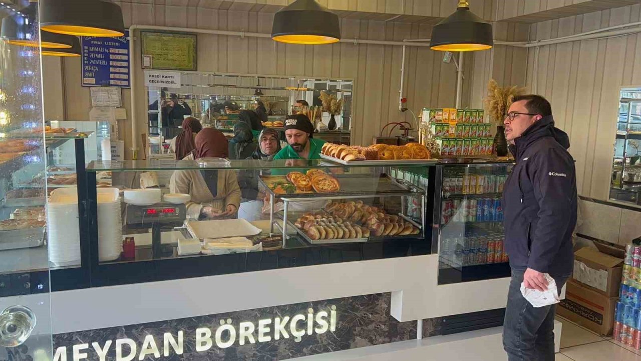 Dükkanın camındaki yazıyı görenler alışveriş için bir birleri ile yarıştı