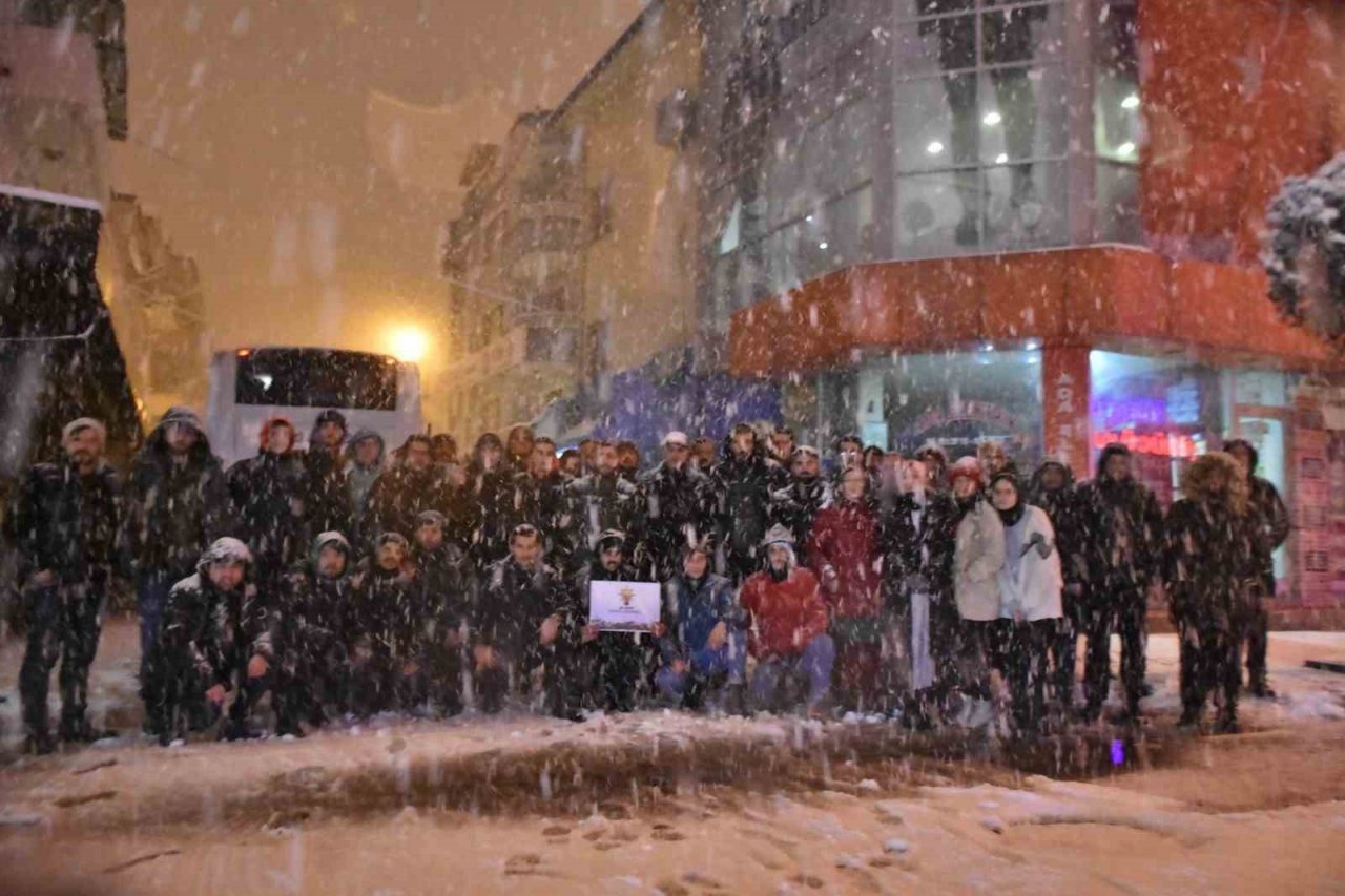 50 kişilik ekip yaraları sarmak için deprem bölgesine gitti