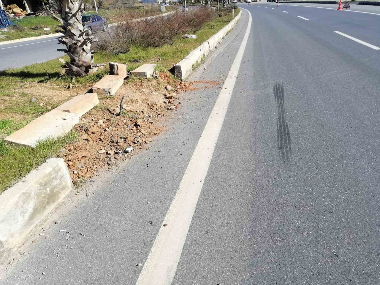 Deprem bölgesine giden ambulans Gazipaşa’da kaza yaptı