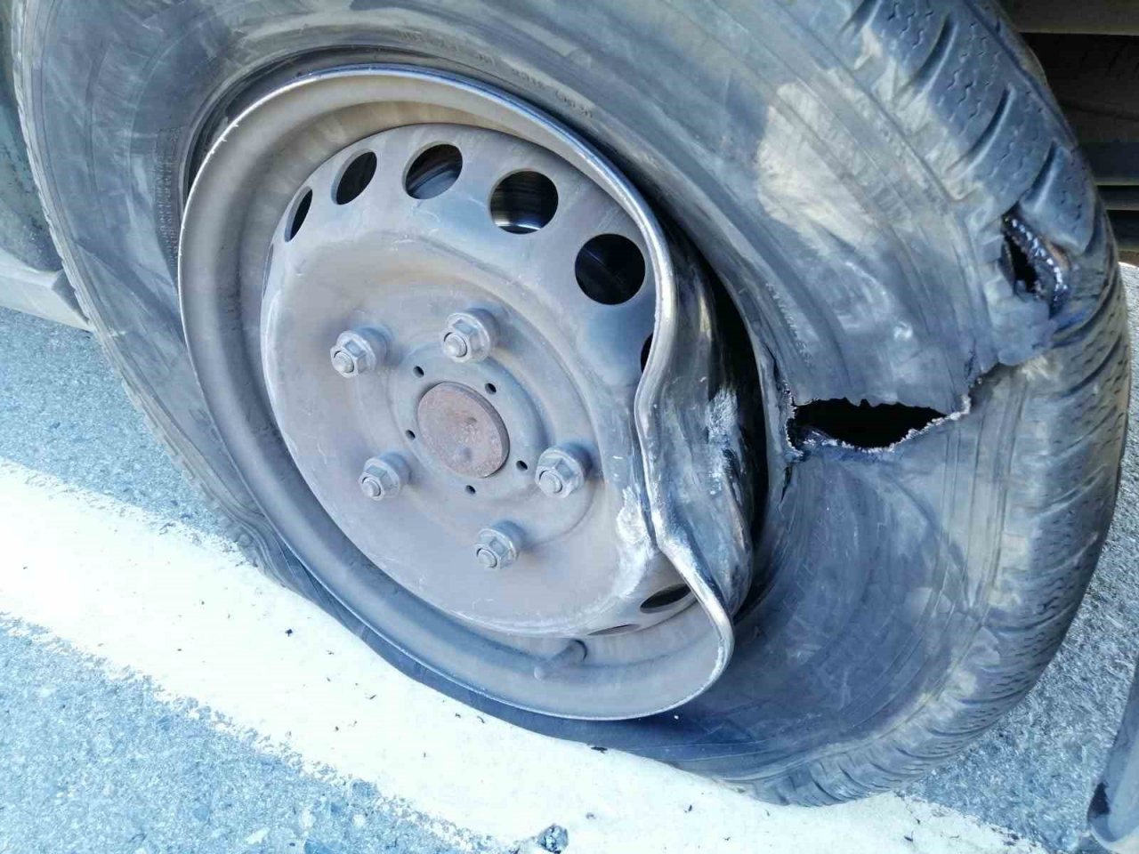 Deprem bölgesine giden ambulans Gazipaşa’da kaza yaptı