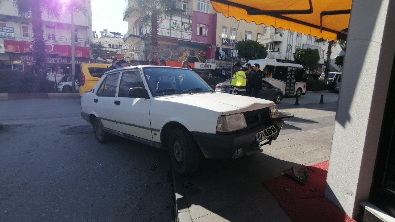 Deprem bölgesine giden minibüs ile otomobil çarpıştı