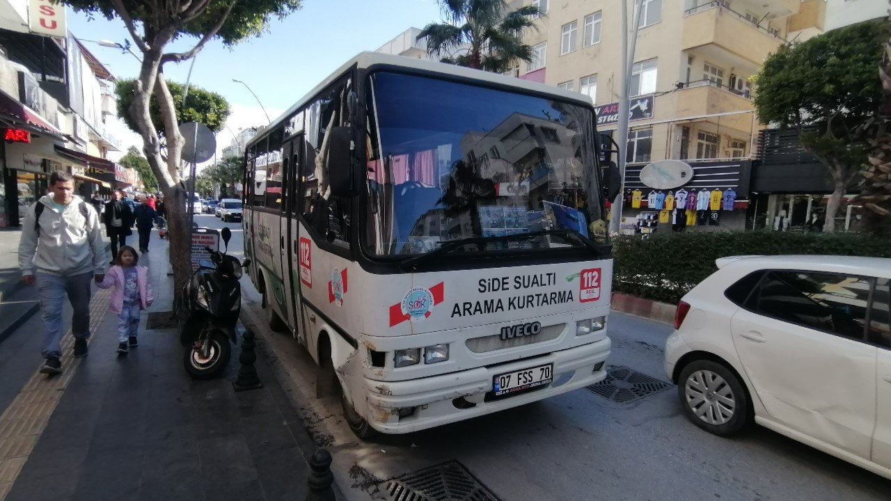 Deprem bölgesine giden minibüs ile otomobil çarpıştı