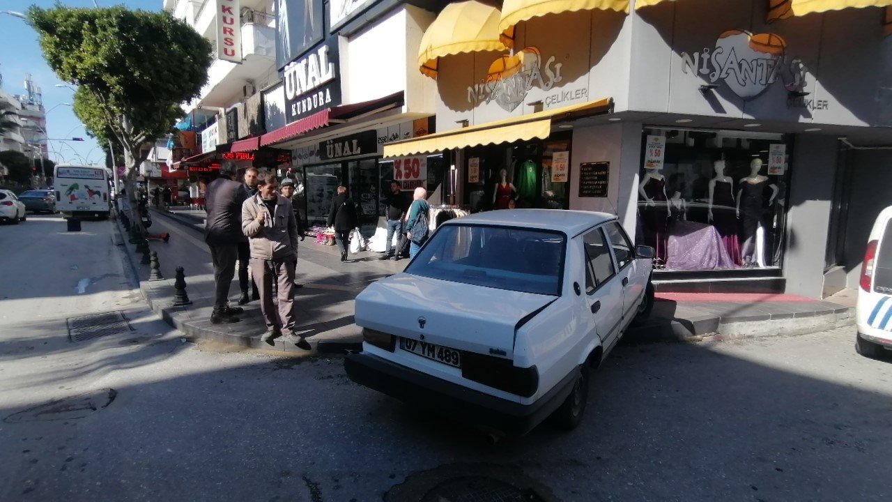 Deprem bölgesine giden minibüs ile otomobil çarpıştı