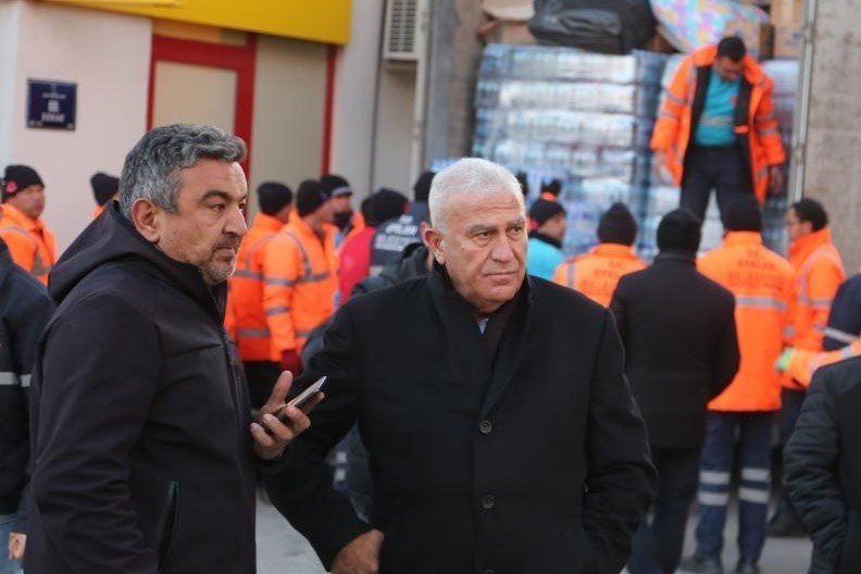 Efeler el ele verdi, 8 tır yardım malzemesi toplandı