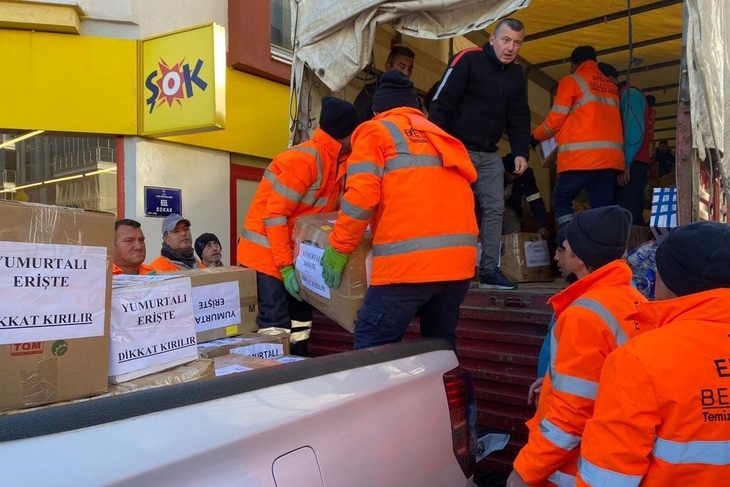 Efeler el ele verdi, 8 tır yardım malzemesi toplandı
