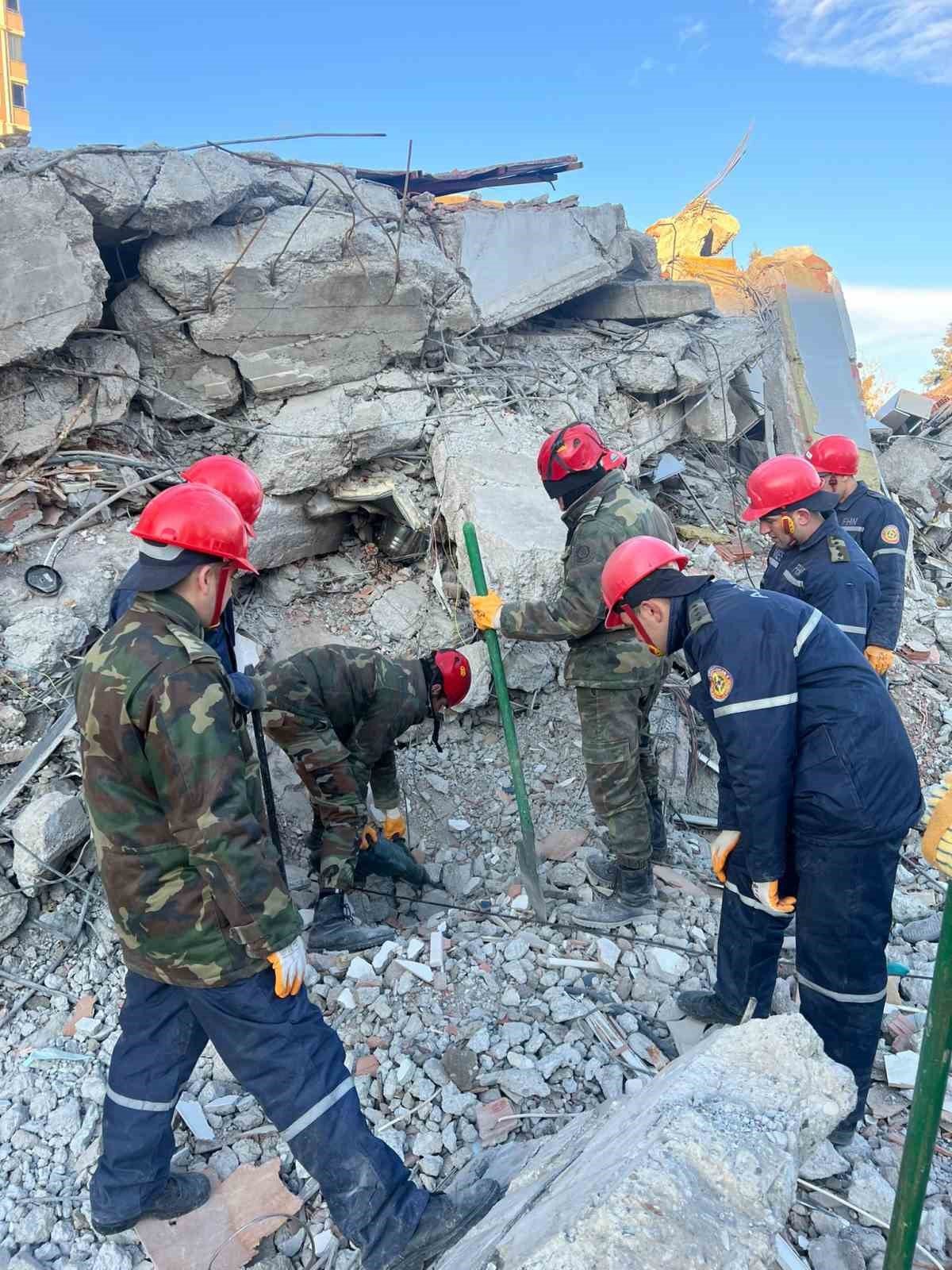 Azerbaycan orman yangınlarının ardından deprem bölgesinde
