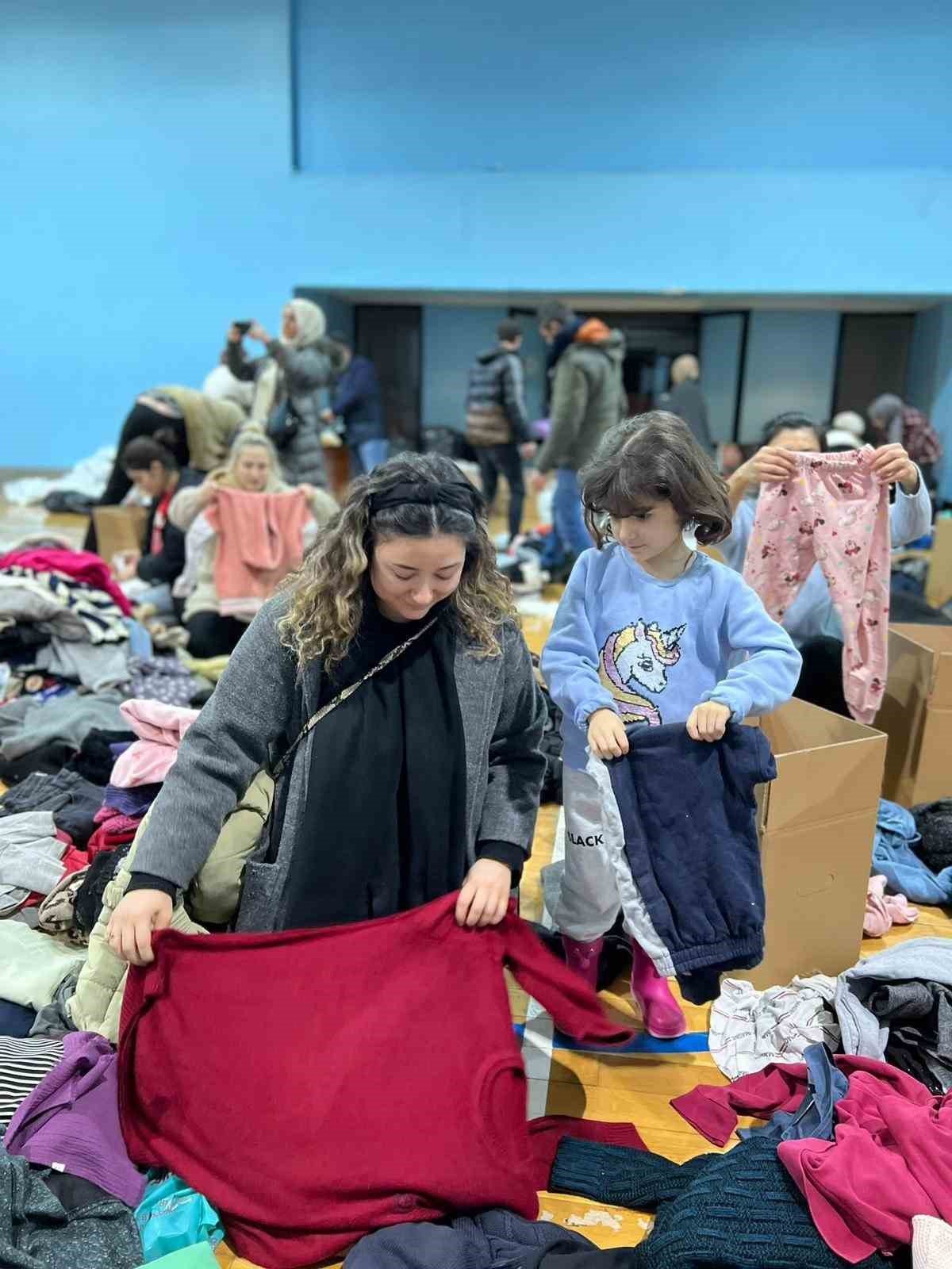 Çocuklar depremzedeler için yardıma koştu