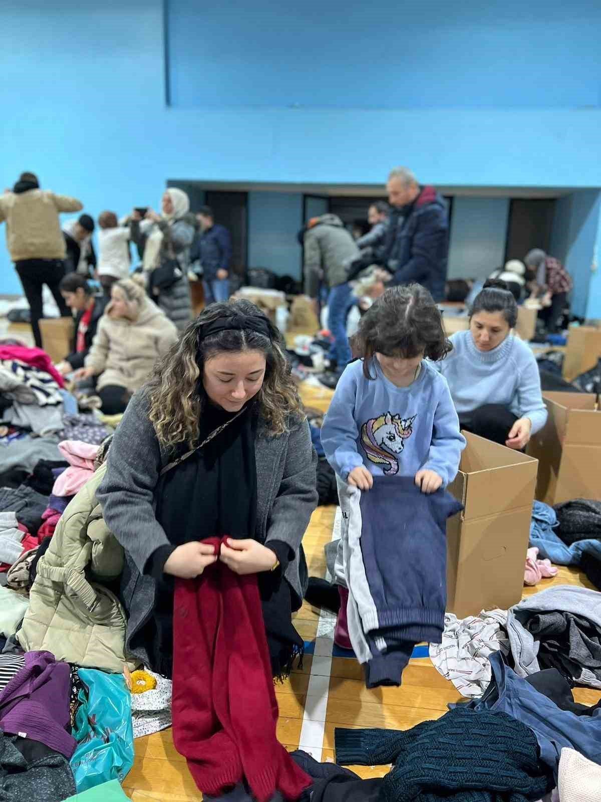 Çocuklar depremzedeler için yardıma koştu