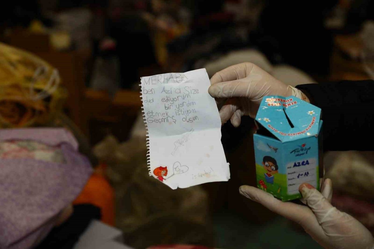 Çocuklar depremzedeler için yardıma koştu