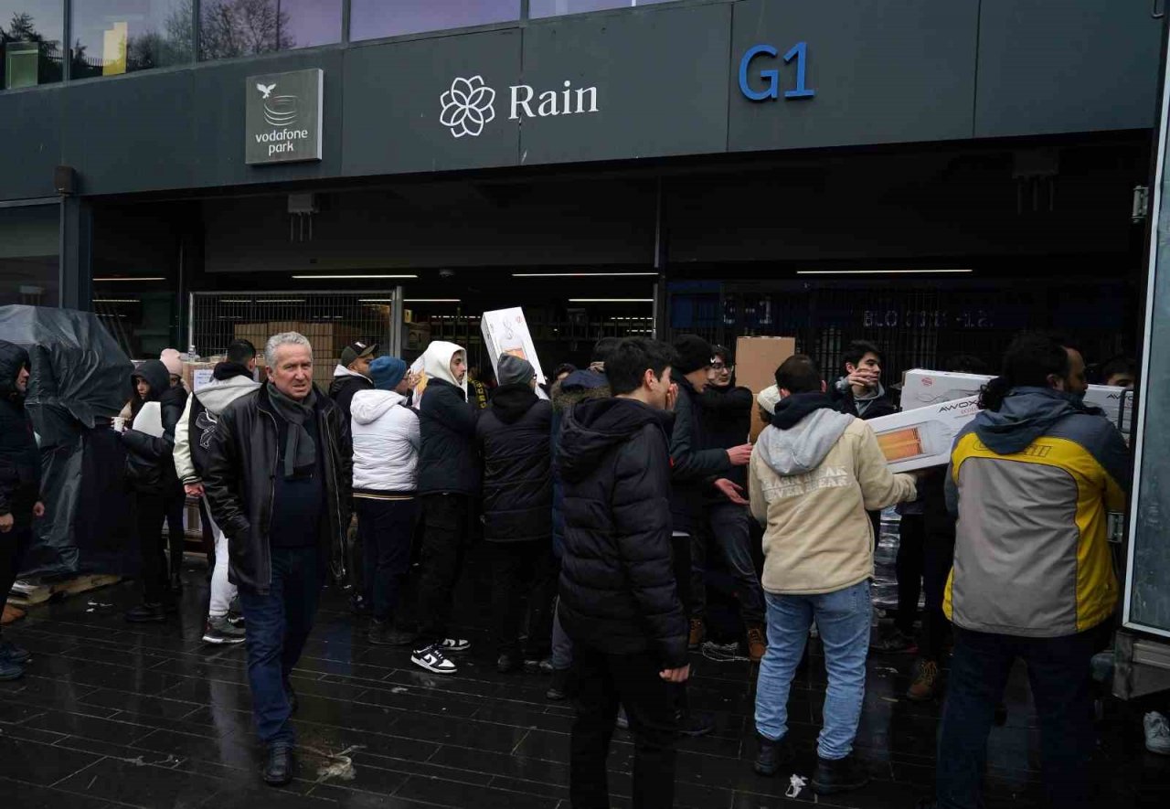 Vodafone Park’ta depremzedeler için yardım çalışmaları devam ediyor