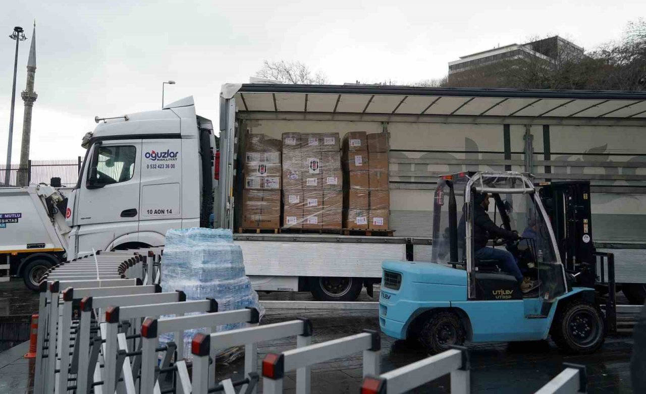 Vodafone Park’ta depremzedeler için yardım çalışmaları devam ediyor