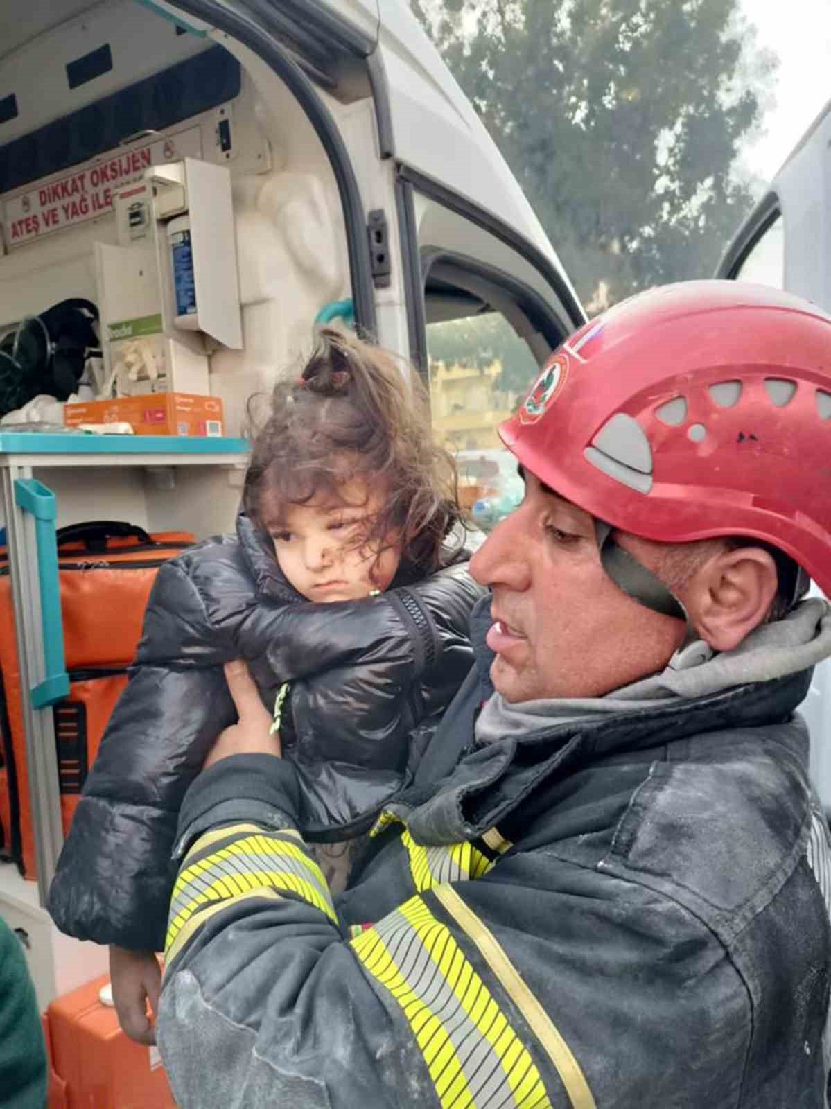 Göçükten saatler sonra çıkan miniğin görüntüsü sevinç oluşturdu