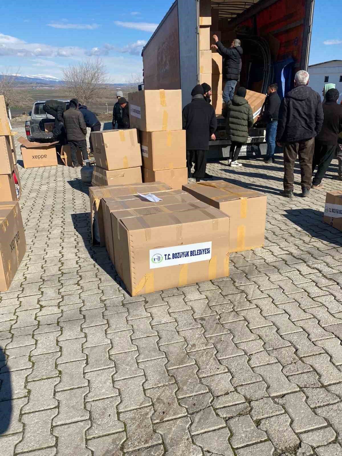 Bozüyük’ten giden 2 tır deprem bölgesine ulaştı