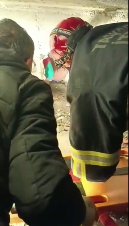 Adıyaman’da anne ve kızı, saatlerce süren çalışmanın ardından enkaz altından sağ kurtarıldı