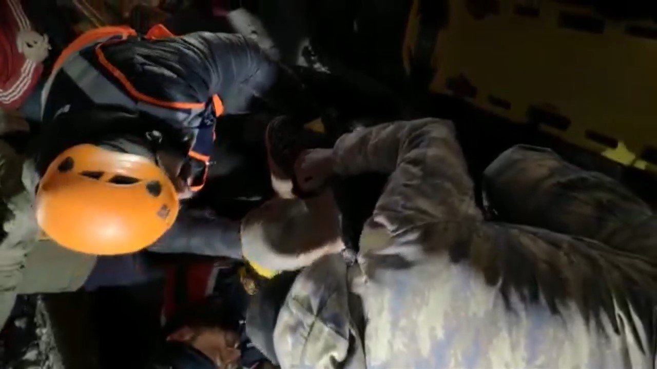 44 saat enkaz altında kalan yaşlı kadın kurtarıldı