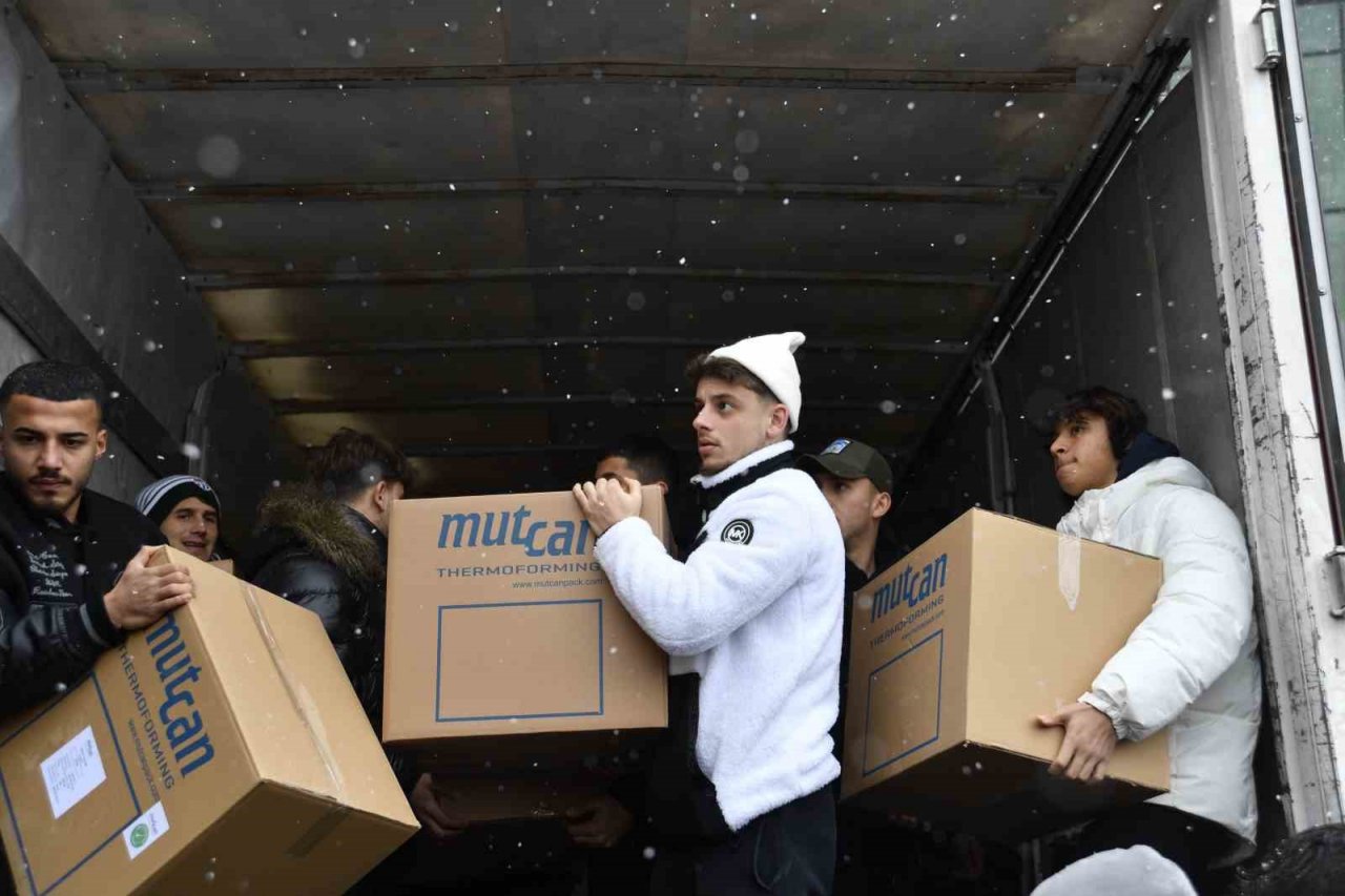 Bursasporlu futbolcular depremzedelere yardım topladı