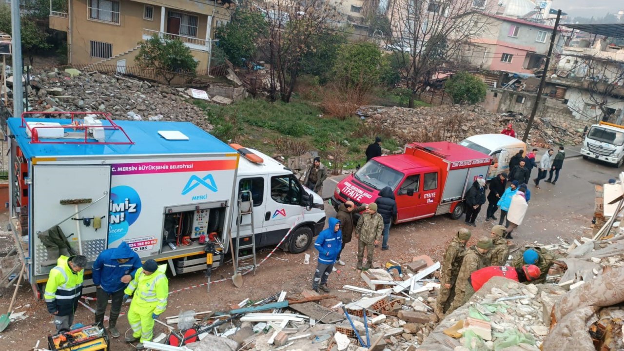 Ezine Belediyesi Arama Kurtarma ekipleri, iki vatandaşı göçük altından sağ olarak kurtardı