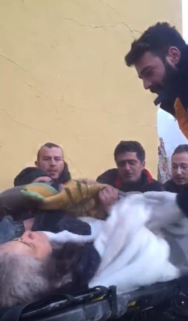 Ezine Belediyesi Arama Kurtarma ekipleri, iki vatandaşı göçük altından sağ olarak kurtardı