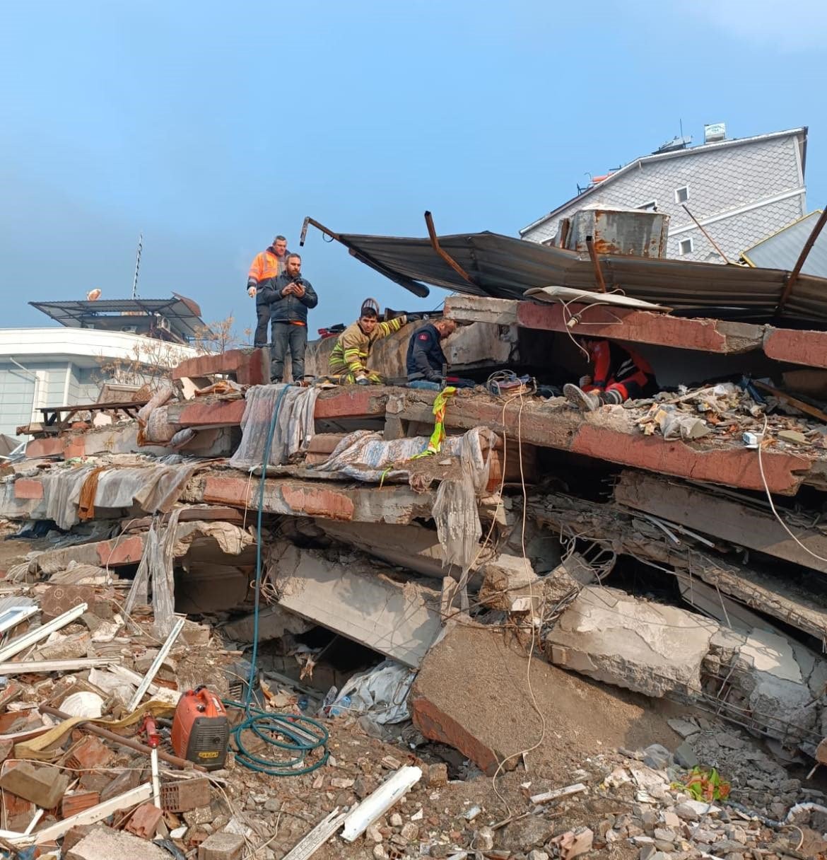 Ezine Belediyesi Arama Kurtarma ekipleri, iki vatandaşı göçük altından sağ olarak kurtardı