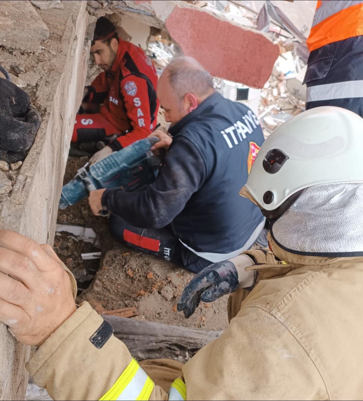 Ezine Belediyesi Arama Kurtarma ekipleri, iki vatandaşı göçük altından sağ olarak kurtardı