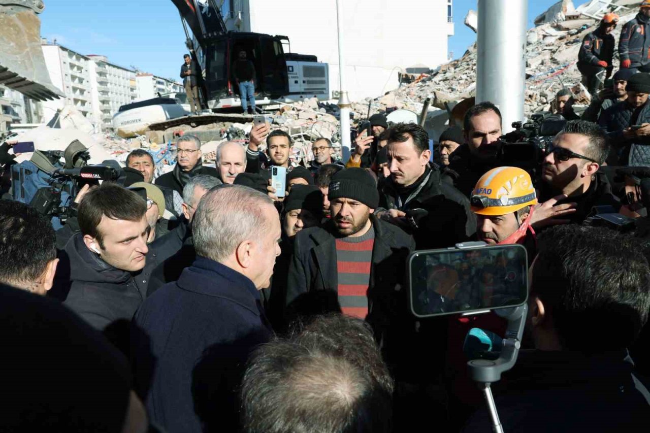 Cumhurbaşkanı Erdoğan çadırkenti ziyaret etti, depremzedelerin yüreğine su serpti