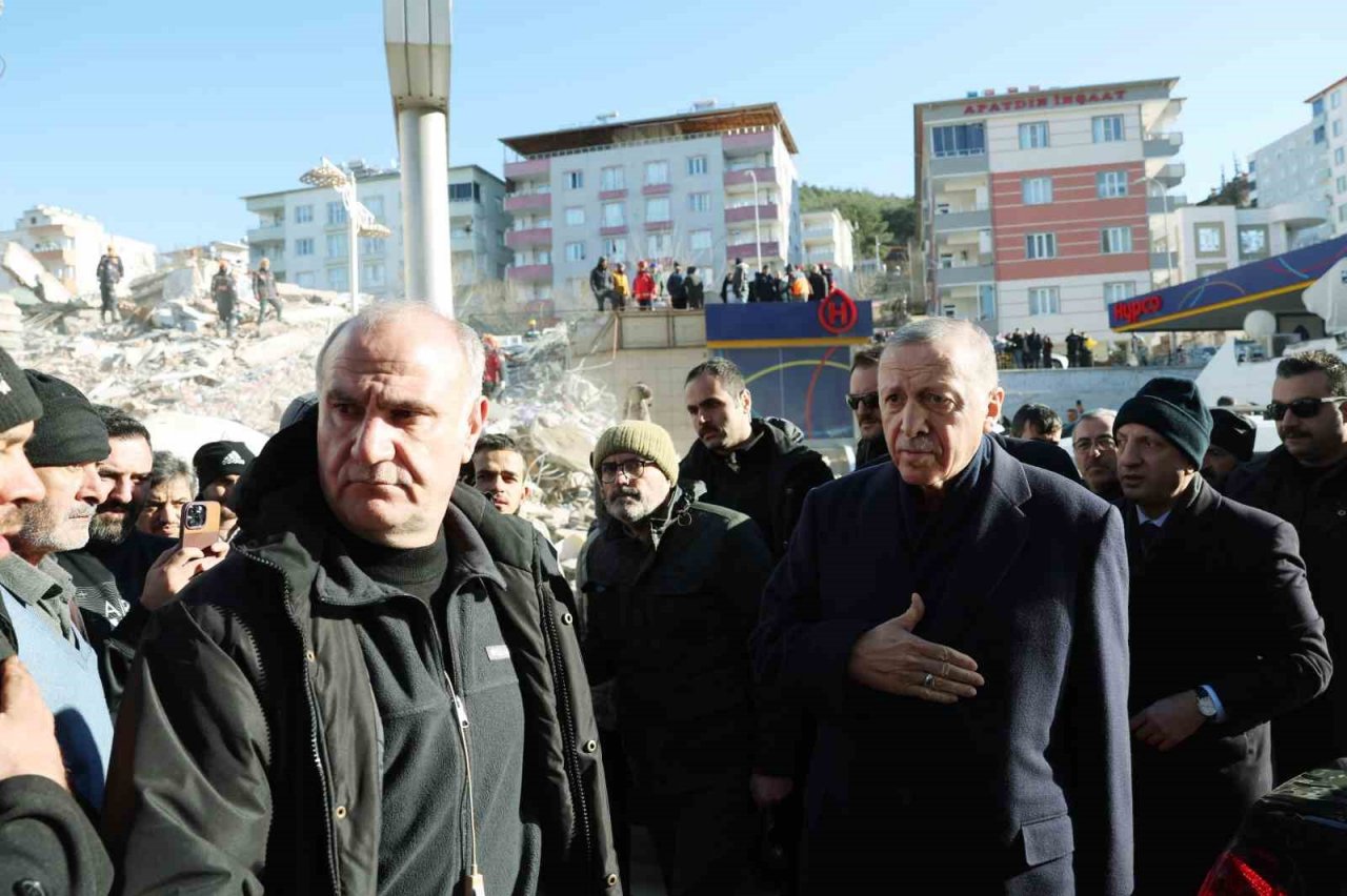 Cumhurbaşkanı Erdoğan çadırkenti ziyaret etti, depremzedelerin yüreğine su serpti