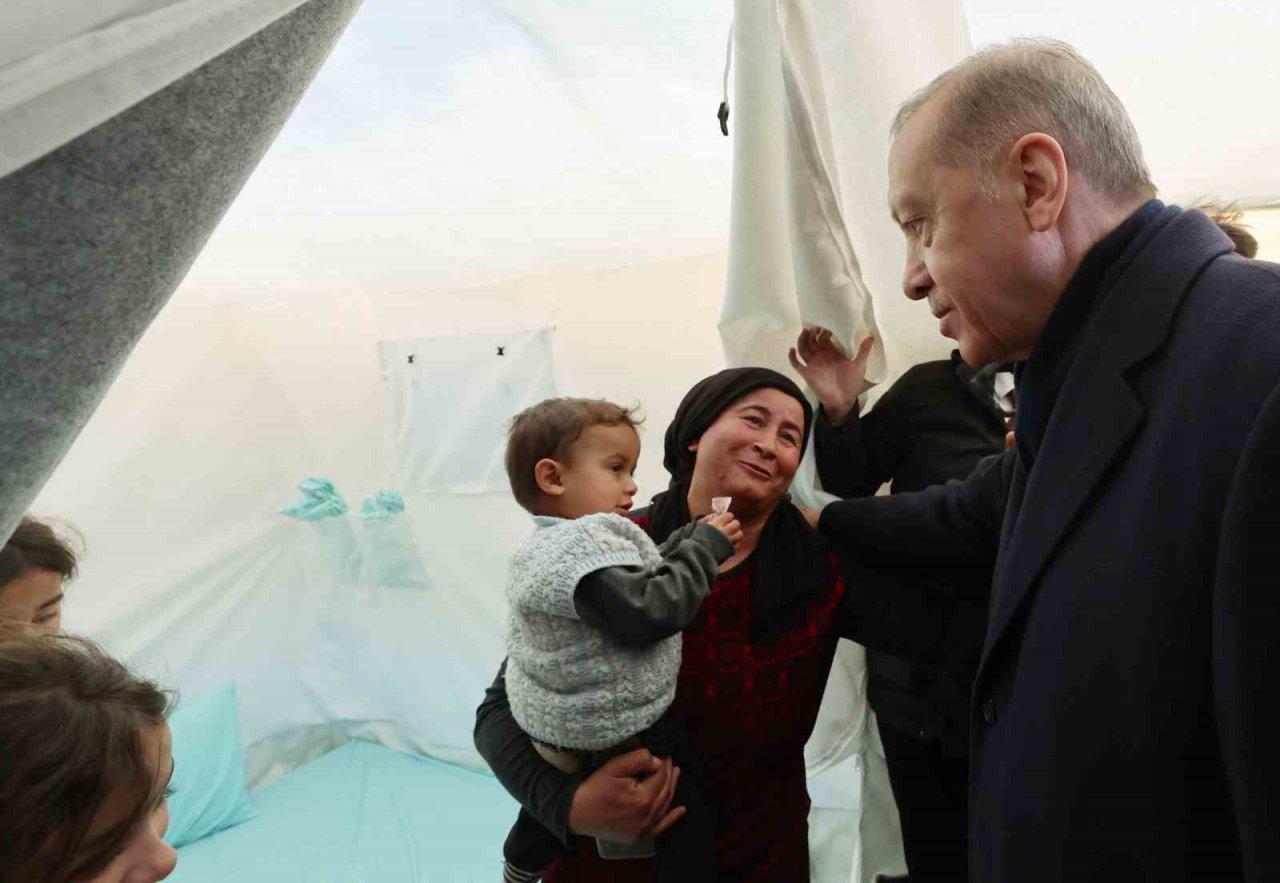 Cumhurbaşkanı Erdoğan çadırkenti ziyaret etti, depremzedelerin yüreğine su serpti