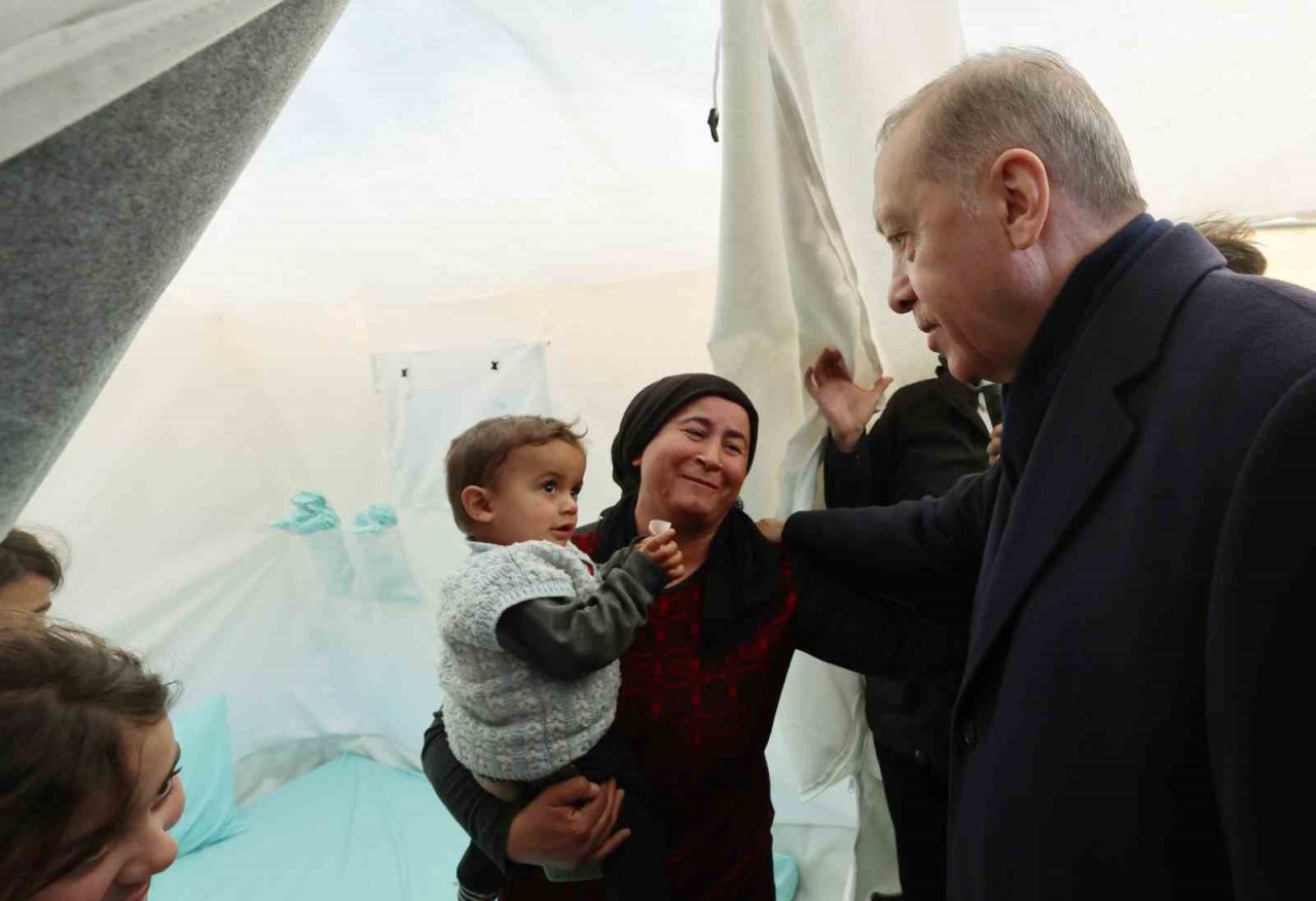 Cumhurbaşkanı Erdoğan çadırkenti ziyaret etti, depremzedelerin yüreğine su serpti