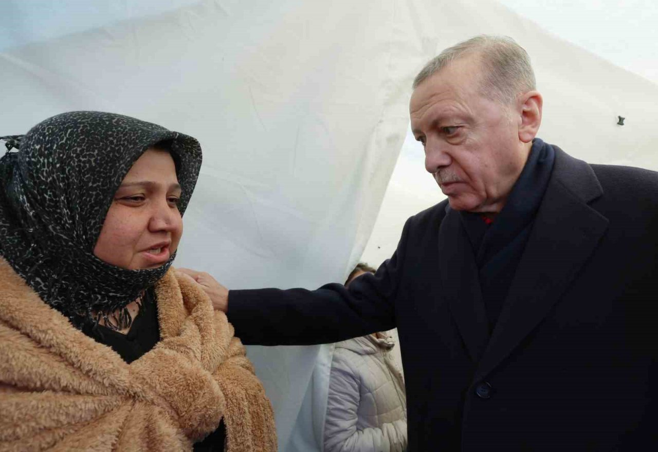 Cumhurbaşkanı Erdoğan çadırkenti ziyaret etti, depremzedelerin yüreğine su serpti