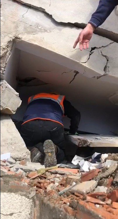 Depremin 40. saatinde Ramazan amcayı öğretmenler kurtardı