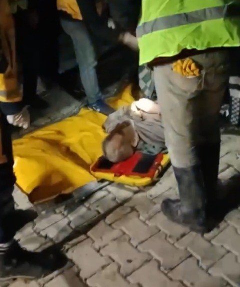 Depremin 40. saatinde Ramazan amcayı öğretmenler kurtardı