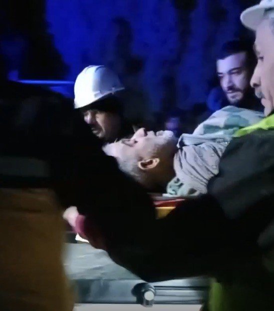 Depremin 40. saatinde Ramazan amcayı öğretmenler kurtardı