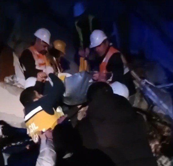 Depremin 40. saatinde Ramazan amcayı öğretmenler kurtardı