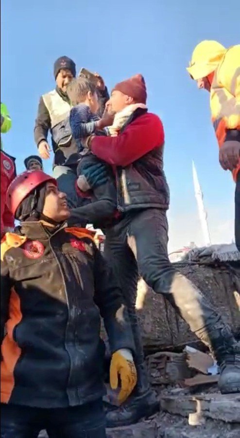 Kayseri İtfaiyesi deprem bölgesinde hayat kurtarıyor