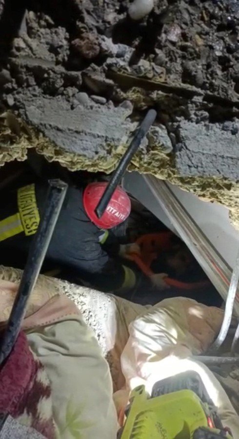 Kayseri İtfaiyesi deprem bölgesinde hayat kurtarıyor