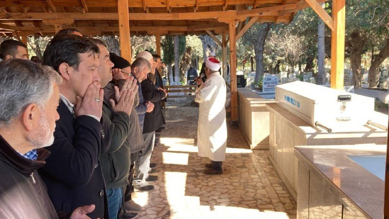 Depremde hayatını kaybedenler son yolculuğuna uğurlandı